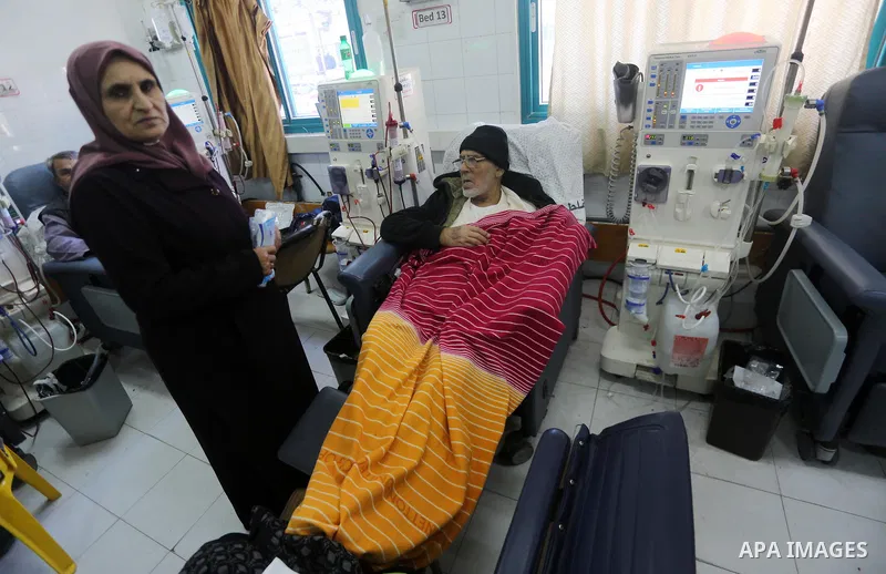 A Palestinian patient man gets his kidneys washed at the dialysis department in the Al-Shifa hospital in Gaza City on January 9, 2018. Photo by Mohammed Asad