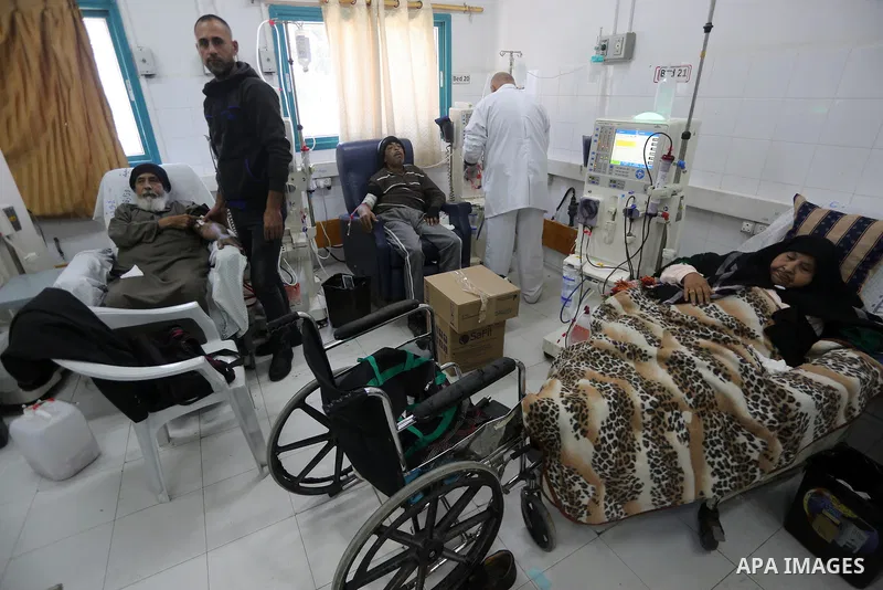 A Palestinian patient man gets his kidneys washed at the dialysis department in the Al-Shifa hospital in Gaza City on January 9, 2018. Photo by Mohammed Asad