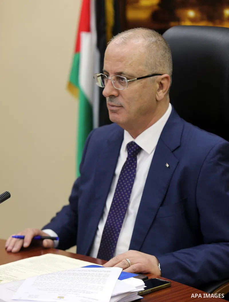 Palestinian Prime Minister, Rami Hamdallah, chairs a meeting of of council of Ministers in the West Bank city of Ramallah on January 9, 2018. Photo by Prime Minister Office