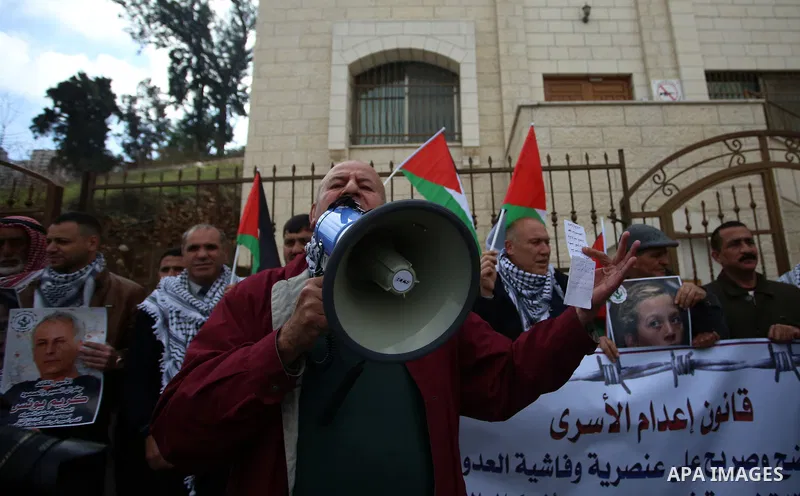 Palestinians take part in a protest to show solidarity with Palestinian prisoners held in Israeli jails, in front of Red cross office in the West Bank city of Nablus, on january 9, 2018. Photo by Shadi Jarar'ah