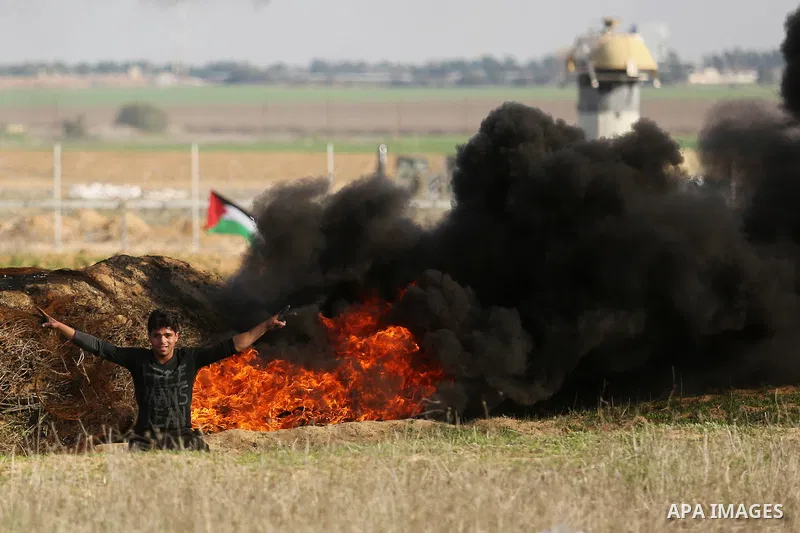 Palestinian protesters clash with Israeli security forces near the border with Israel in the southern Gaza Strip on January 9, 2018 as demonstrations continue over the US president's controversial recognition of Jerusale...