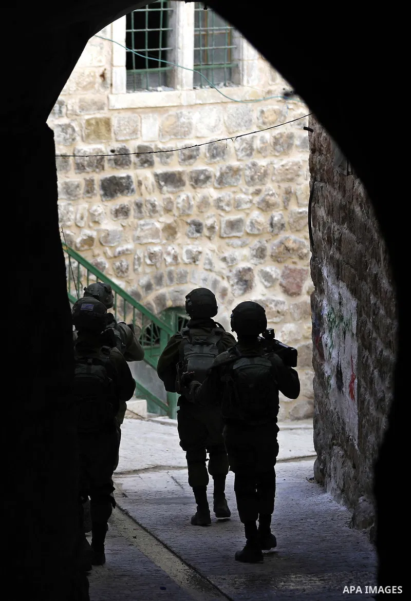 Israeli security forces patrol in the Old town in the West Bank city of Hebron on January 14, 2018. Photo by Wisam Hashlamoun