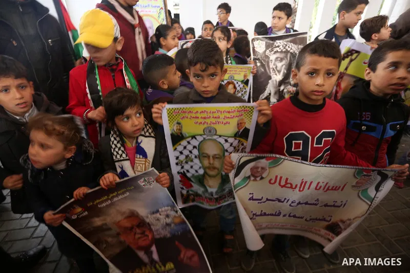 Palestinians take part in a protest to show solidarity with Palestinian prisoners held in Israeli jails, in front of Red cross office in Gaza city on January 15, 2018. Photo by Mohammed Asad