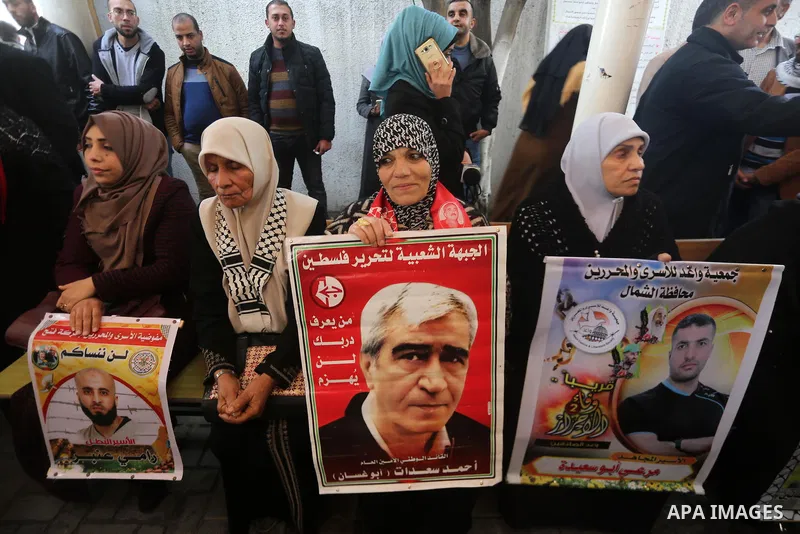 Palestinians take part in a protest to show solidarity with Palestinian prisoners held in Israeli jails, in front of Red cross office in Gaza city on January 15, 2018. Photo by Mohammed Asad