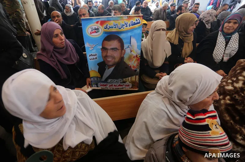 Palestinians take part in a protest to show solidarity with Palestinian prisoners held in Israeli jails, in front of Red cross office in Gaza city on January 15, 2018. Photo by Mohammed Asad