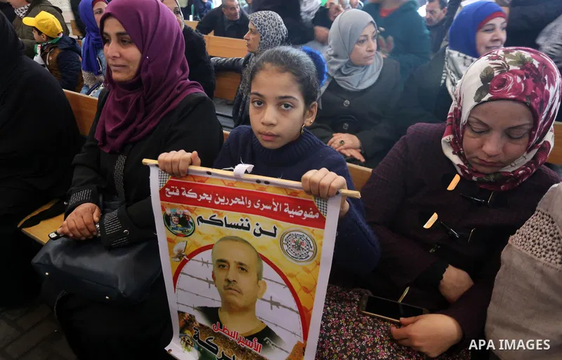 Palestinians take part in a protest to show solidarity with Palestinian prisoners held in Israeli jails, in front of Red cross office in Gaza city on January 15, 2018. Photo by Mohammed Asad