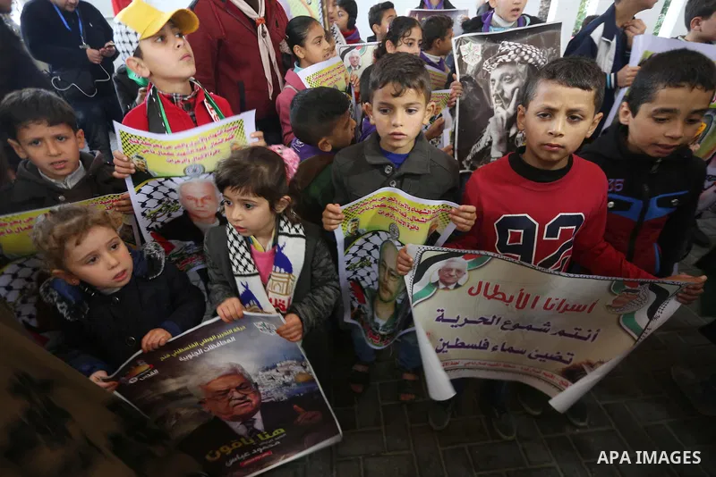 Palestinians take part in a protest to show solidarity with Palestinian prisoners held in Israeli jails, in front of Red cross office in Gaza city on January 15, 2018. Photo by Mohammed Asad