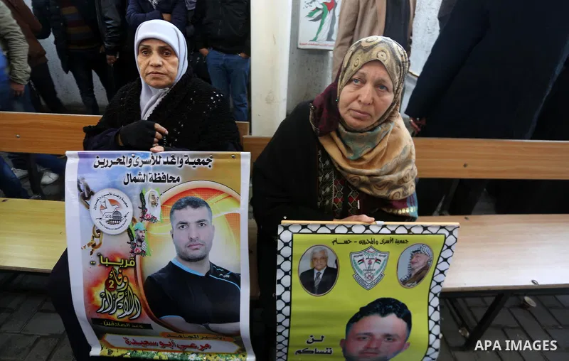 Palestinians take part in a protest to show solidarity with Palestinian prisoners held in Israeli jails, in front of Red cross office in Gaza city on January 15, 2018. Photo by Mohammed Asad