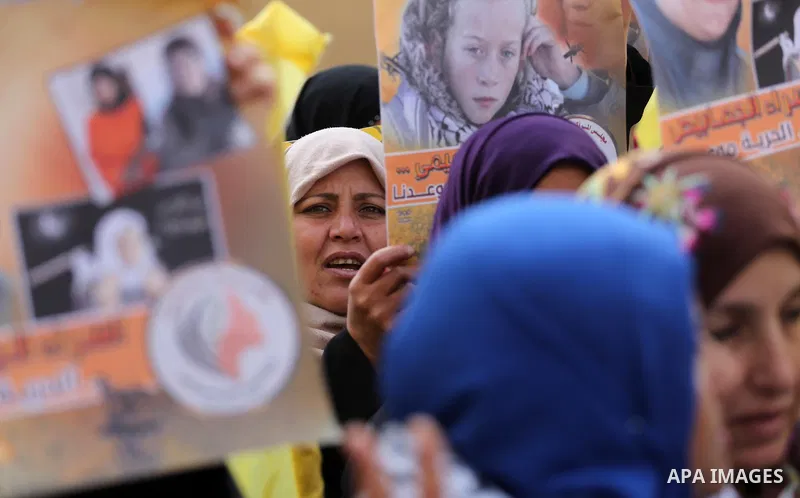 Palestinians take part in a protest to show solidarity with Palestinian prisoners held in Israeli jails, in front of Red cross office in Gaza city on January 15, 2018. Photo by Mohammed Asad