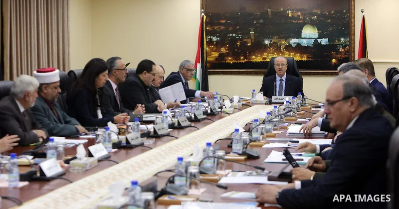 Palestinian Prime Minister, Rami Hamdallah, chairs a meeting of of council of Ministers, in the West Bank city of Ramallah, on January 16, 2018. Photo by Prime Minister Office