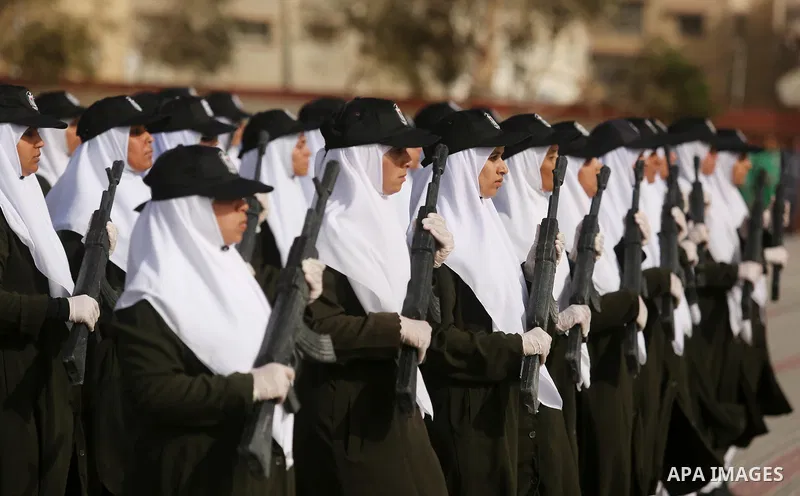 Palestinian police women show their skills during a graduation ceremony, in Gaza city on January 22, 2018. Photo by Ashraf Amra