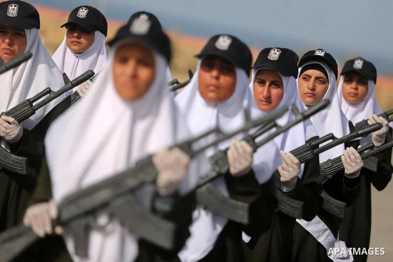 Palestinian police women show their skills during a graduation ceremony, in Gaza city on January 22, 2018. Photo by Ashraf Amra