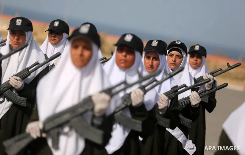 Palestinian police women show their skills during a graduation ceremony, in Gaza city on January 22, 2018. Photo by Ashraf Amra