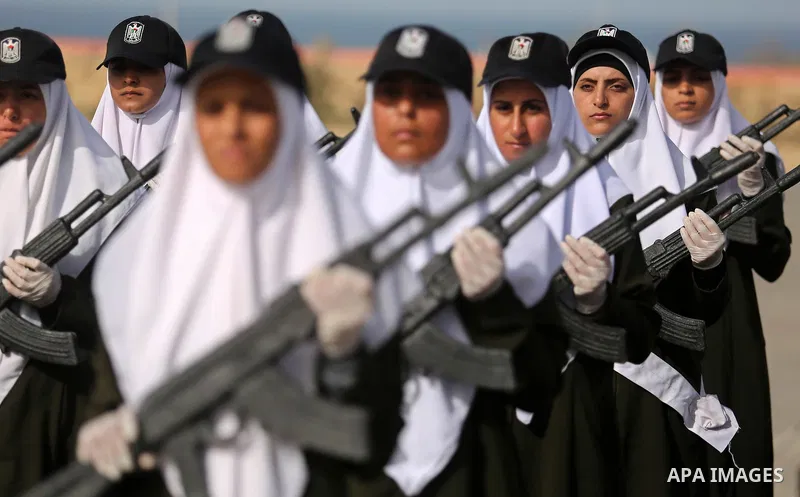 Palestinian police women show their skills during a graduation ceremony, in Gaza city on January 22, 2018. Photo by Ashraf Amra