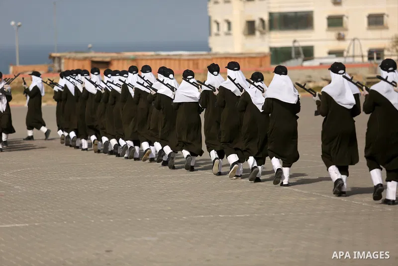 Palestinian police women show their skills during a graduation ceremony, in Gaza city on January 22, 2018. Photo by Ashraf Amra