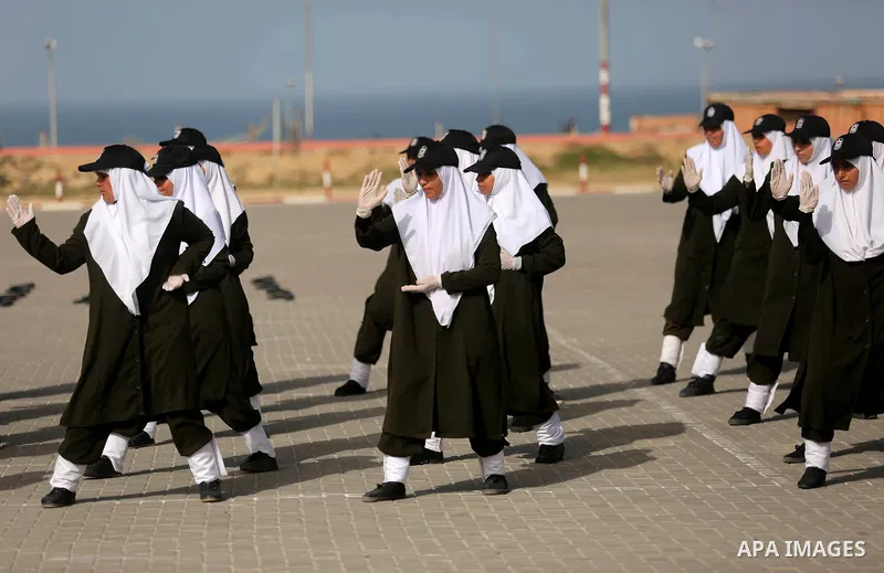 Palestinian police women show their skills during a graduation ceremony, in Gaza city on January 22, 2018. Photo by Ashraf Amra