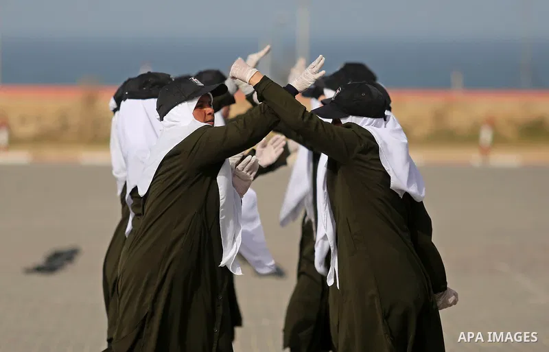 Palestinian police women show their skills during a graduation ceremony, in Gaza city on January 22, 2018. Photo by Ashraf Amra