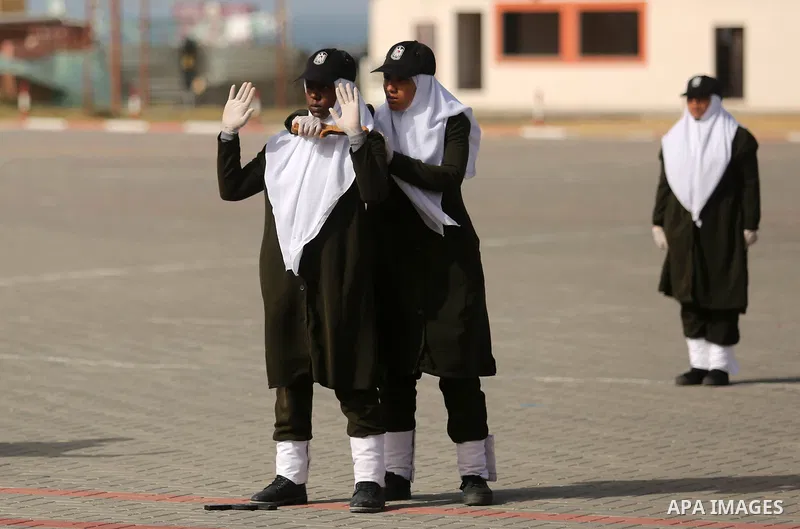 Palestinian police women show their skills during a graduation ceremony, in Gaza city on January 22, 2018. Photo by Ashraf Amra