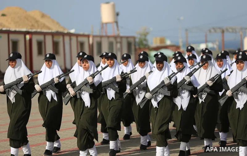 Palestinian police women show their skills during a graduation ceremony, in Gaza city on January 22, 2018. Photo by Atia Darwish