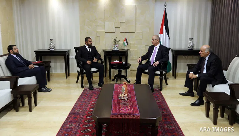 Palestinian Prime Minister, Rami Hamdallah, meets with Head of Al Suwaiq Club of Oman Fares Bin Fatik Al Said, in the West Bank city of Ramallah, on January 23, 2018. Photo by Prime Minister Office