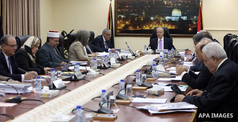 Palestinian Prime Minister, Rami Hamdallah, chairs a meeting of of council of Ministers, in the West Bank city of Ramallah, on January 23, 2018. Photo by Prime Minister Office