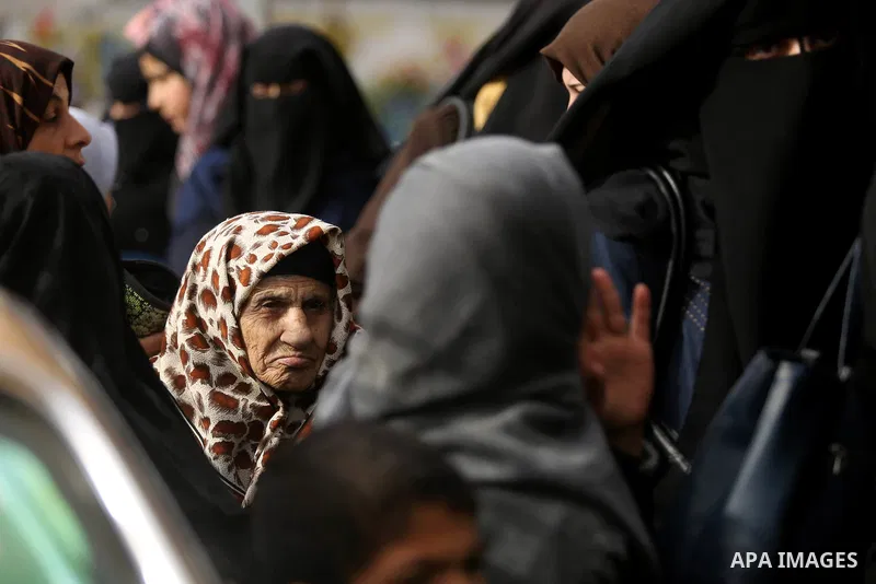 Palestinians of Social Affairs wait in front of Bank of Palestine to withdrew their financial aid in Gaza City on January 23, 2018. Photo by Ashraf Amra