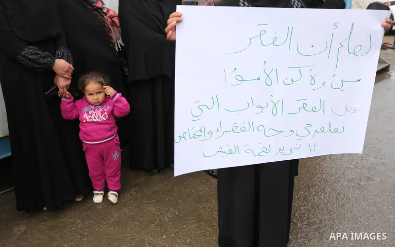 Palestinians hold banners during a protest against aid cut, in front of United Nations Development Programme office (UNDP), in Gaza City January 24, 2018. Photo by Ashraf Amra