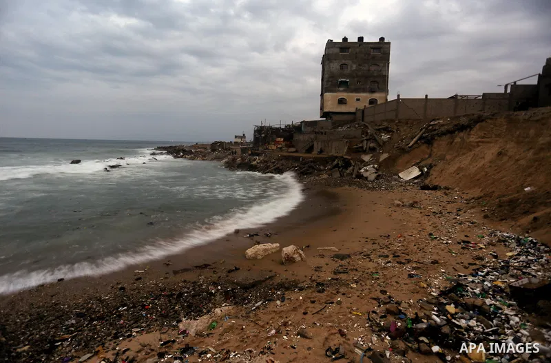A picture taken on January 24, 2018 shows the sea beach on a cold day in Gaza city. Photo by Yasser Qudih