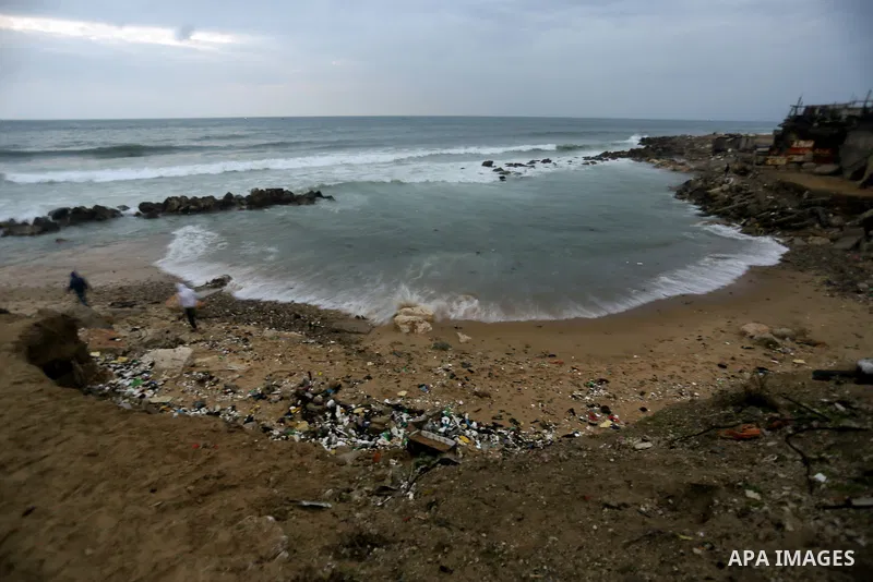 A picture taken on January 24, 2018 shows the sea beach on a cold day in Gaza city. Photo by Yasser Qudih