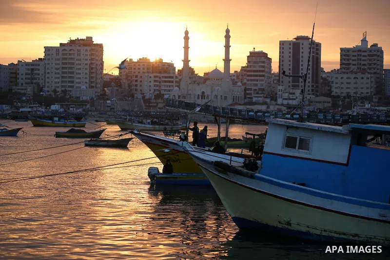 Palestinian fishermen ride their fishing boat at Gaza seaport on January 25, 2018. Photo by Ashraf Amra