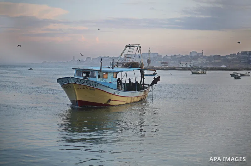 Palestinian fishermen ride their fishing boat at Gaza seaport on January 25, 2018. Photo by Ashraf Amra