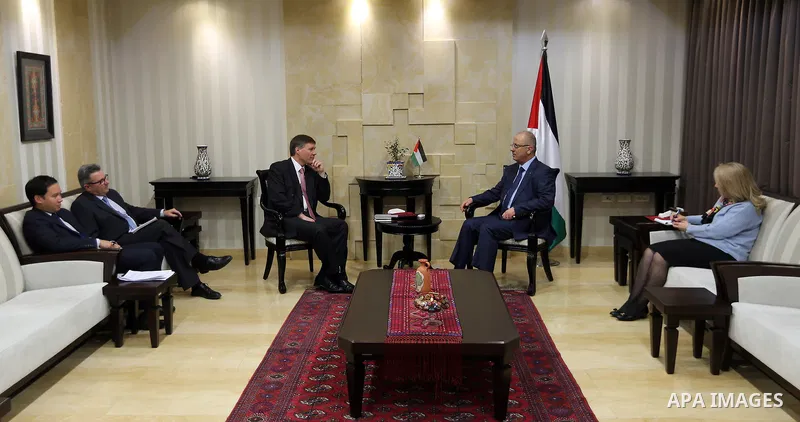 Palestinian Prime Minister, Rami Hamdallah, meets with Newly British Consul General in Jerusalem, Philip Hall, in the West Bank city of Ramallah, on January 25, 2018. Photo by Prime Minister Office