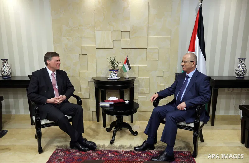 Palestinian Prime Minister, Rami Hamdallah, meets with Newly British Consul General in Jerusalem, Philip Hall, in the West Bank city of Ramallah, on January 25, 2018. Photo by Prime Minister Office