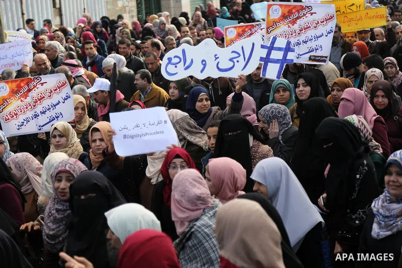Palestinian employee of United Nations Relief and Works Agency (UNRWA) hold a sign during a protest against a U.S. decision to cut aid, in Gaza City January 29, 2018. Photo by Ashraf Amra