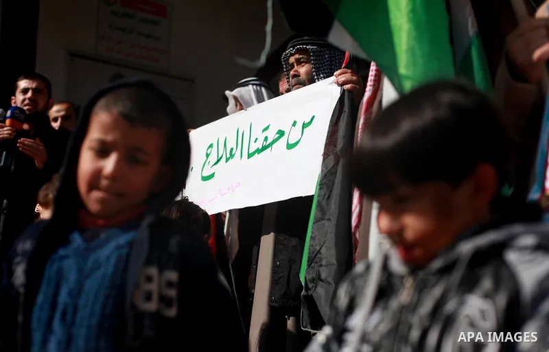 Palestinians take part in a protest against the worsening health conditions and the decade-long Israeli blockade, in Jabalia in the northern Gaza Strip on January 30, 2018. Photo by Mahmoud Ajour