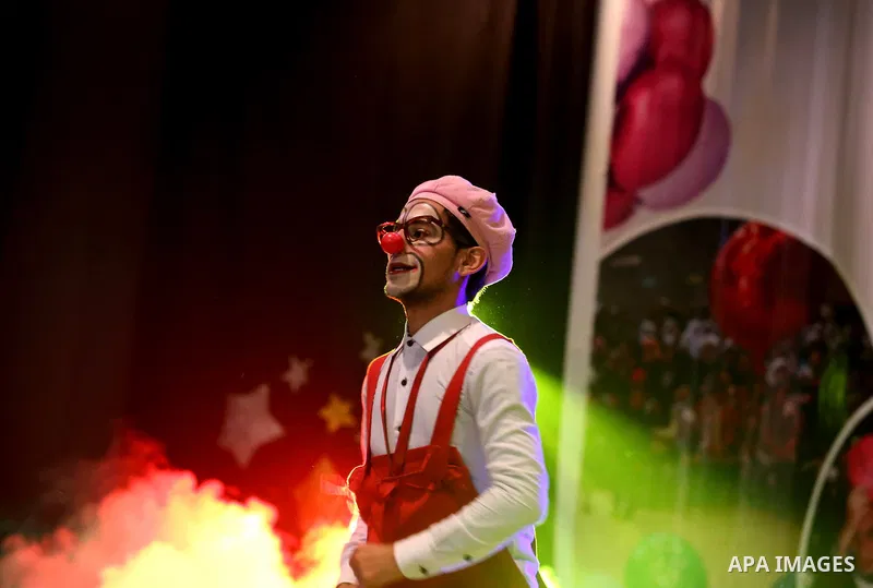 A Palestinian man dressed as clown perform during a "joy and fun" festival for Palestinian school students which organized by Gaza Municipality in Gaza city on January 30, 2018. Photo by Ashraf Amra