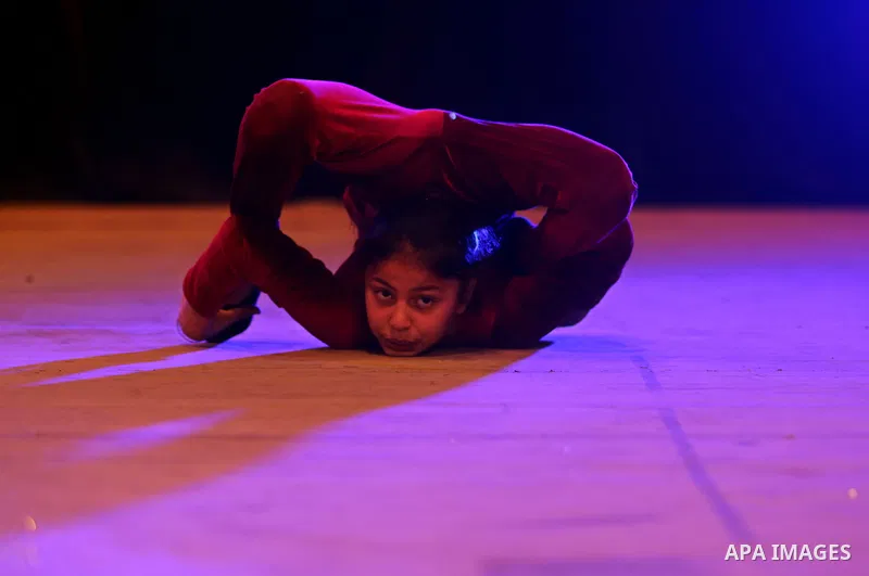 A Palestinian girl demonstrates her acrobatics skills during a "joy and fun" festival for Palestinian school students which organized by Gaza Municipality in Gaza city on January 30, 2018. Photo by Ashraf Amra