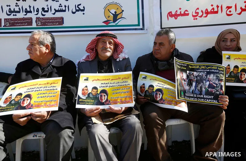 Palestinians take part in a protest of solidarity with prisoner Esraa Al-Jabbais held in Israeli jails in front of Red cross office, in the West Bank city of Hebron, on February 1, 2018. Photo by Wisam Hashlamoun