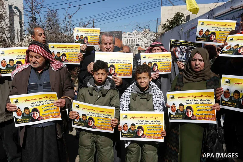 Palestinians take part in a protest of solidarity with prisoner Esraa Al-Jabbais held in Israeli jails in front of Red cross office, in the West Bank city of Hebron, on February 1, 2018. Photo by Wisam Hashlamoun