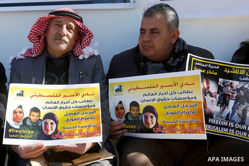 Palestinians take part in a protest of solidarity with prisoner Esraa Al-Jabbais held in Israeli jails in front of Red cross office, in the West Bank city of Hebron, on February 1, 2018. Photo by Wisam Hashlamoun