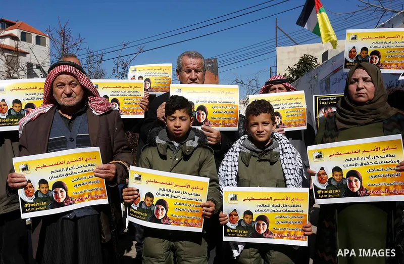 Palestinians take part in a protest of solidarity with prisoner Esraa Al-Jabbais held in Israeli jails in front of Red cross office, in the West Bank city of Hebron, on February 1, 2018. Photo by Wisam Hashlamoun