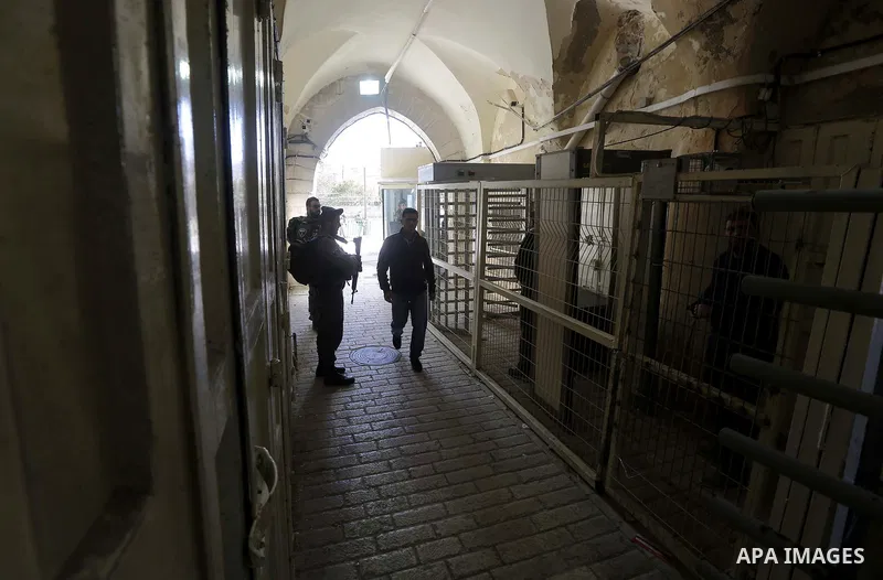 Israeli border policemen stand guard as Palestinians pass through a security gate to the Ibrahimi mosque, also known as cave of Patriarchs, in the West Bank city of Hebron, on February 2, 2018. Dozens of Palestinian prot...