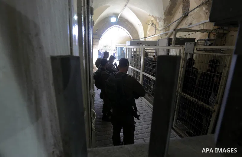 Israeli border policemen stand guard as Palestinians pass through a security gate to the Ibrahimi mosque, also known as cave of Patriarchs, in the West Bank city of Hebron, on February 2, 2018. Dozens of Palestinian prot...