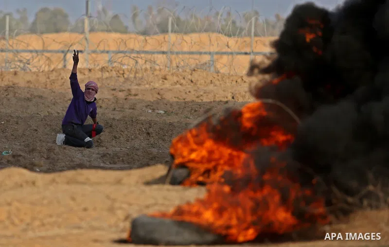 Palestinian protesters clash with Israeli security forces, against US President Donald Trump's decision to recognise Jerusalem as the capital of Israel, near the border with Israel in the southern Gaza Strip on February...