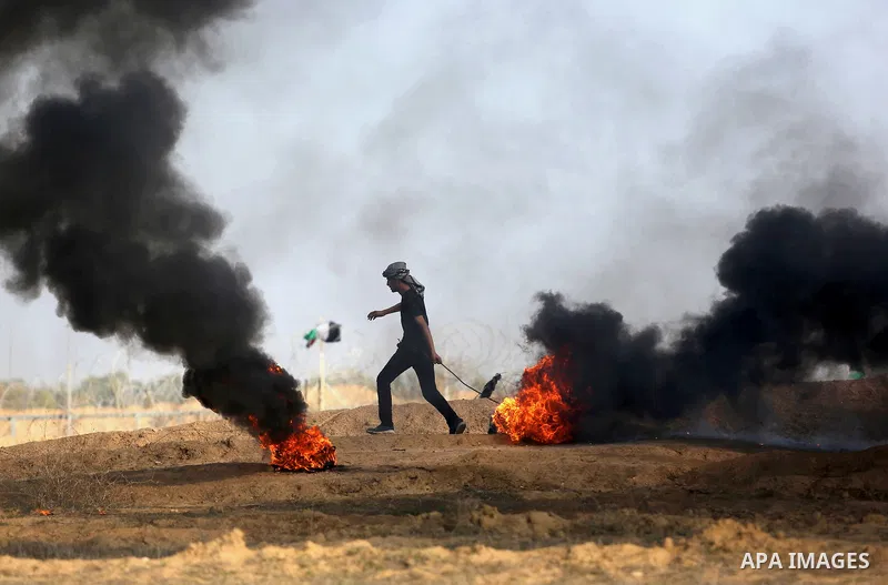 Palestinian protesters clash with Israeli security forces, against US President Donald Trump's decision to recognise Jerusalem as the capital of Israel, near the border with Israel in the southern Gaza Strip on February...