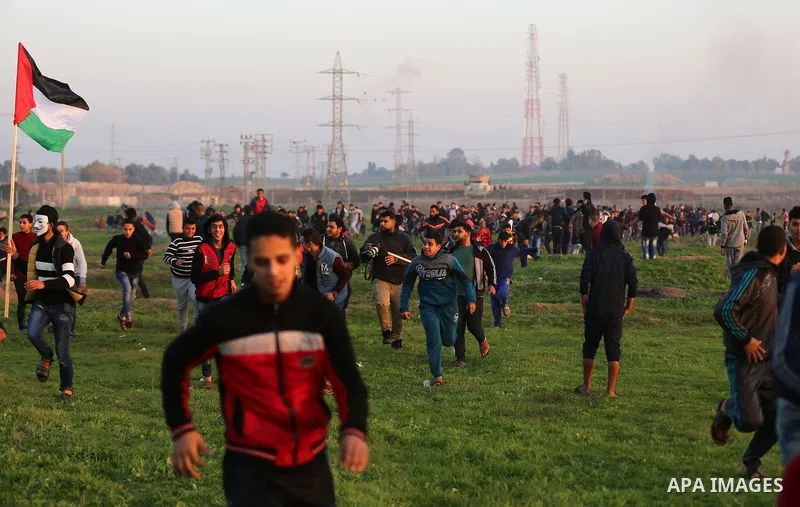 Palestinian protesters clash with Israeli security forces, against US President Donald Trump's decision to recognise Jerusalem as the capital of Israel, near the border with Israel, east of Gaza City on February 2, 2018....