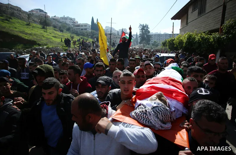 Mourners carry the body of Palestinian Ahmed Abu Obeid, 19, who was shot dead during clashes with Israeli security foces during his funeral, in the West Bank city of Jenin, on February 4, 2018. Photo by Shadi Jarar'ah