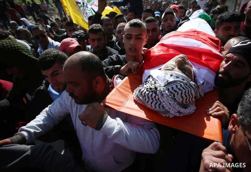 Mourners carry the body of Palestinian Ahmed Abu Obeid, 19, who was shot dead during clashes with Israeli security foces during his funeral, in the West Bank city of Jenin, on February 4, 2018. Photo by Shadi Jarar'ah