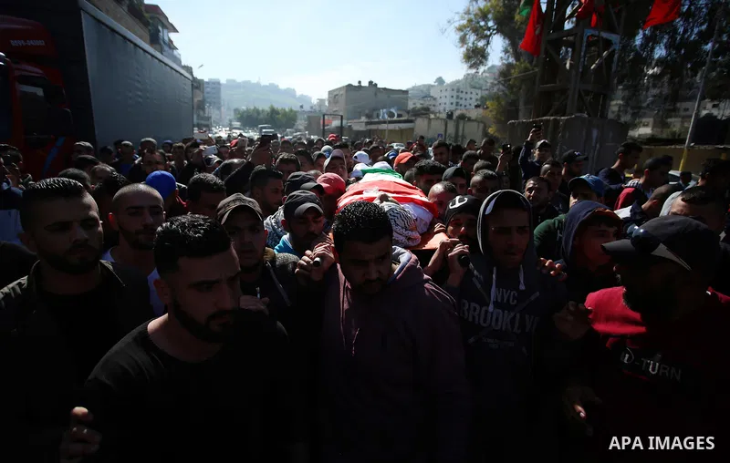 Mourners carry the body of Palestinian Ahmed Abu Obeid, 19, who was shot dead during clashes with Israeli security foces during his funeral, in the West Bank city of Jenin, on February 4, 2018. Photo by Shadi Jarar'ah