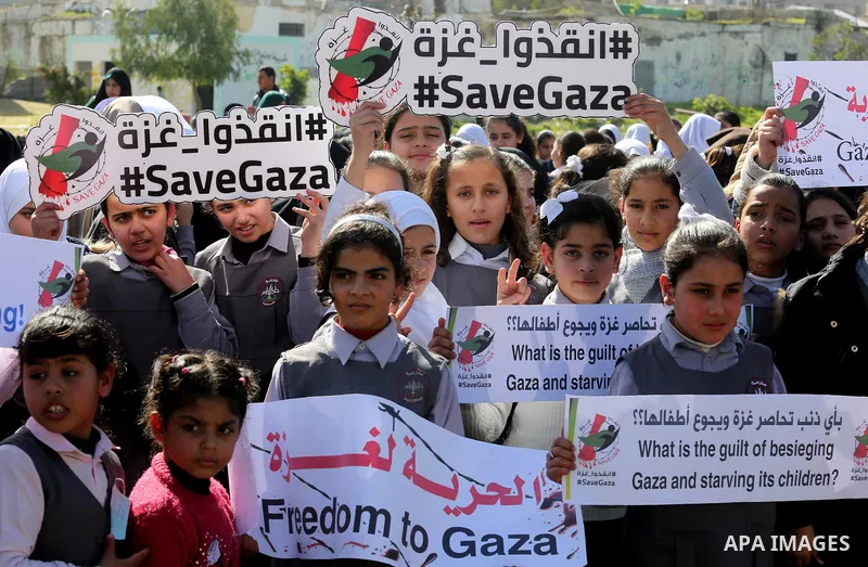Palestinian students hold banners during a protest against Israeli blockade on Gaza strip, in Gaza city on February 4, 2018. Photo by Ashraf Amra